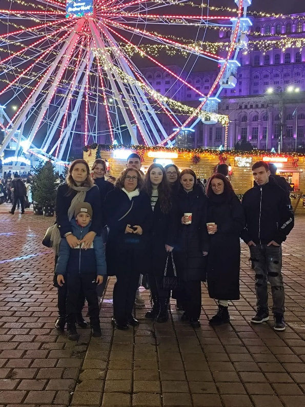 Elevi la târgul de Crăciun cu roata panoramică