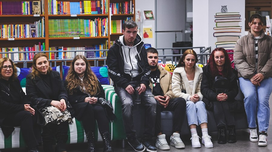 Elevi în bibliotecă